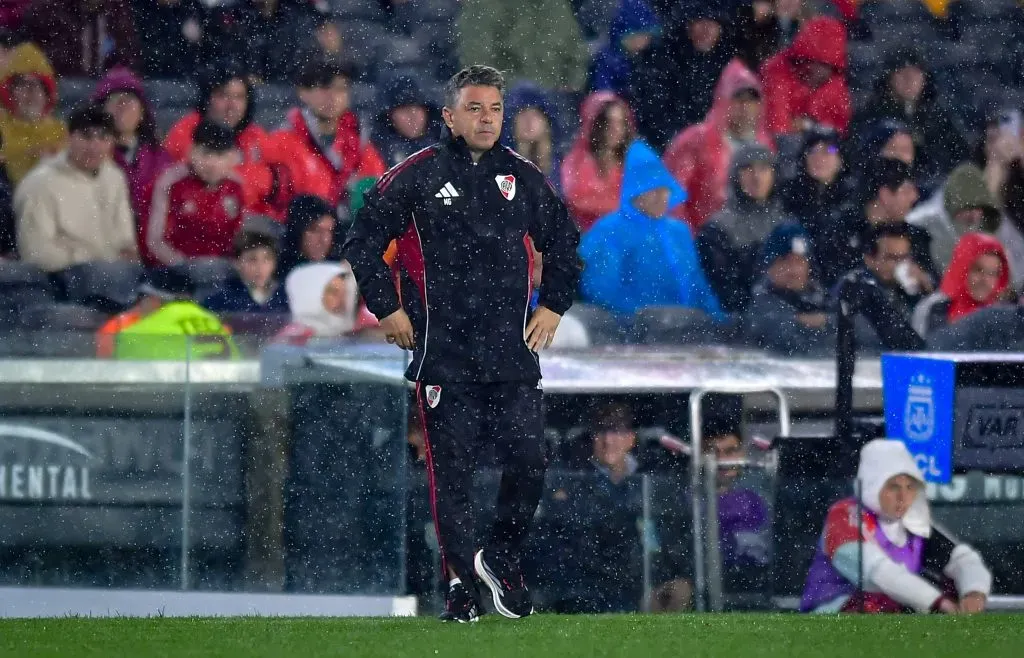 Marcelo Gallardo bajo el diluvio ante San Martín de San Juan. (Foto: Getty).