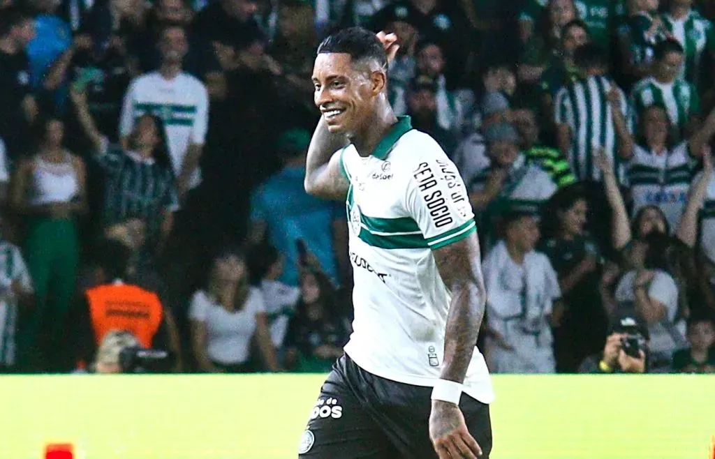 Foto: Gabriel Machado/AGIF – Alef Manga: atacante voltou a marcar com a camisa do Coritiba
