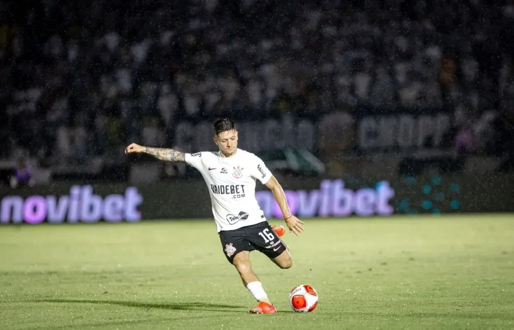 Rodrigo Garro em ação contra o Corinthians. (Foto: Leonardo Lima/AGIF)