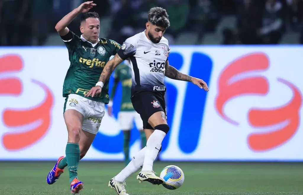 Yuri Alberto disputa bola com Fabinho no clássico entre Palmeiras e Corinthians pelo Brasileirão. (Associated Press / Alamy Stock Photo)