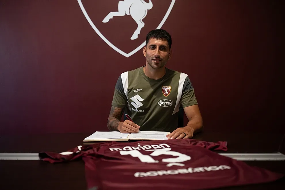 Guillermo Maripán firmando contrato con su nuevo equipo (Torino FC)