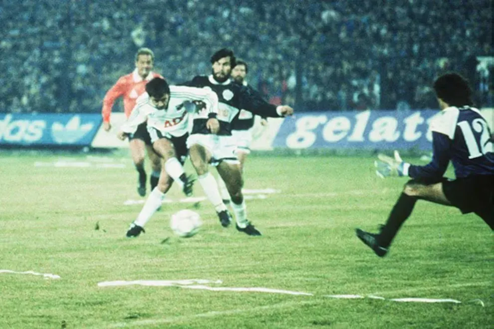 Luis Pérez anota el primer gol en la final de la Libertadores de 1991