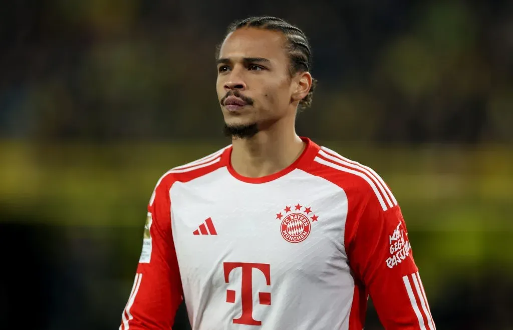 DORTMUND, ALEMANHA – NOVEMBRO 04: Leroy Sane, do Bayern de Munique, assiste durante a partida da Bundesliga entre Borussia Dortmund e FC Bayern München no Signal Iduna Park em 04 de novembro de 2023 em Dortmund, Alemanha. (Foto: Lars Baron/Getty Images)