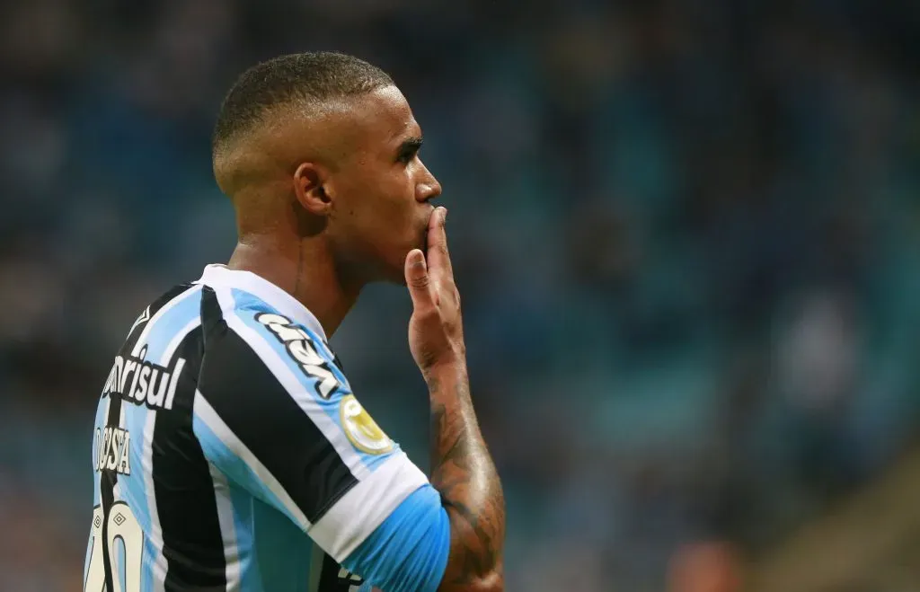 Douglas Costa teve passagem apagada pelo Grêmio. Foto: Silvio Avila/Getty Images