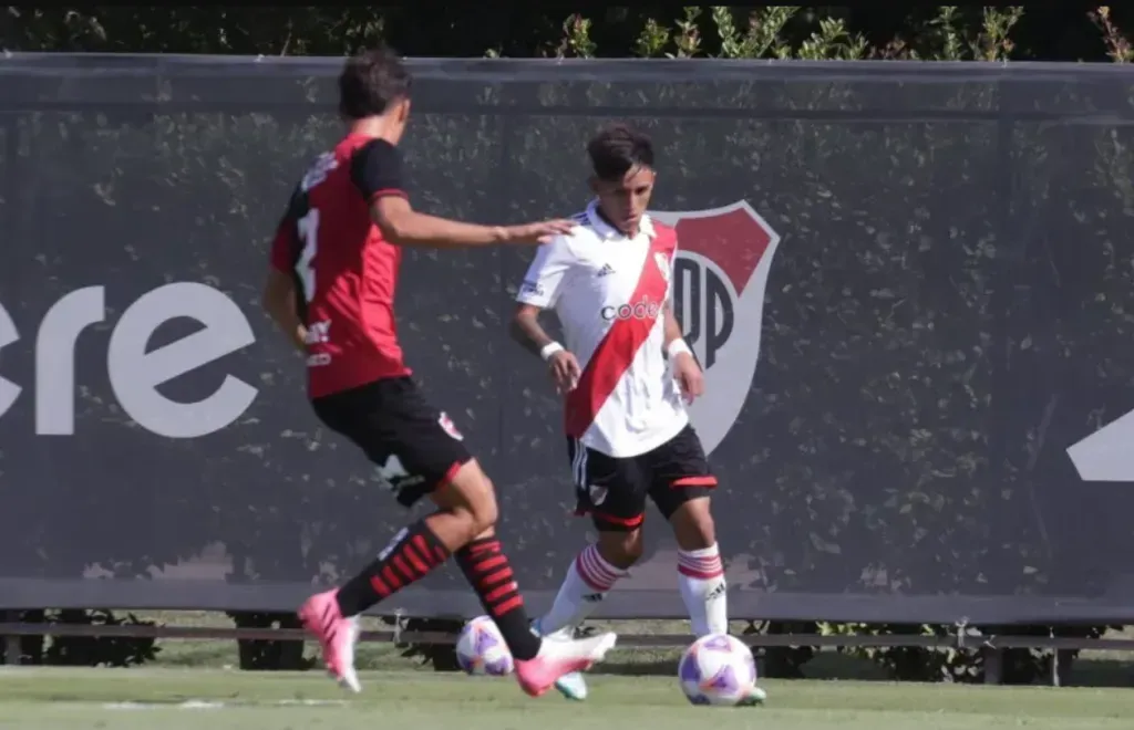 Araujo con pelota dominada.