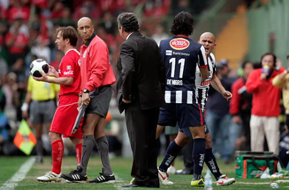Así de enojado salió Humberto Suazo ante el Toluca en la semifinal de la Liga MX 2009. (Getty Images).
