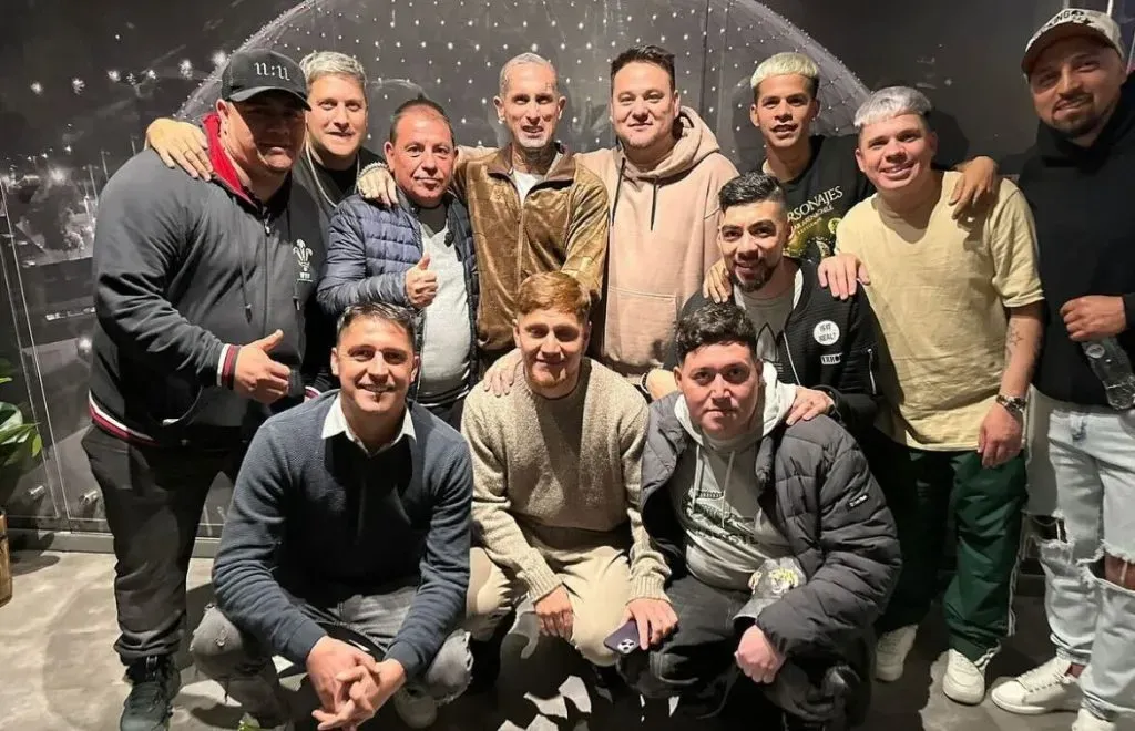 Leo Gil junto a sus amigos y toda la banda de Ke Personajes.