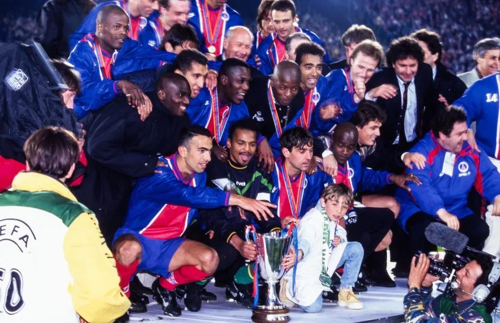 PSG de Julio Dely al coronarse campeón de la Recopa de Europa (Foto: PSG)