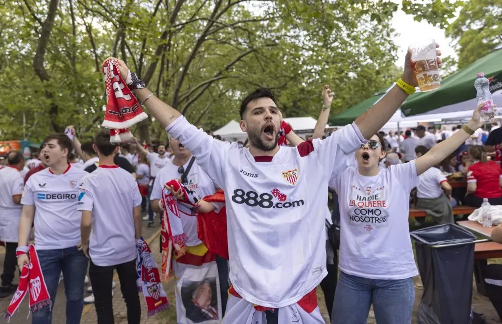 Mies de Sevillistas llegaron a la capital húngara para alentar a su equipo (Getty)