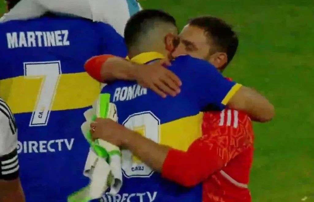 Abrazo del Tigre Muñoz con Juan Román Riquelme.