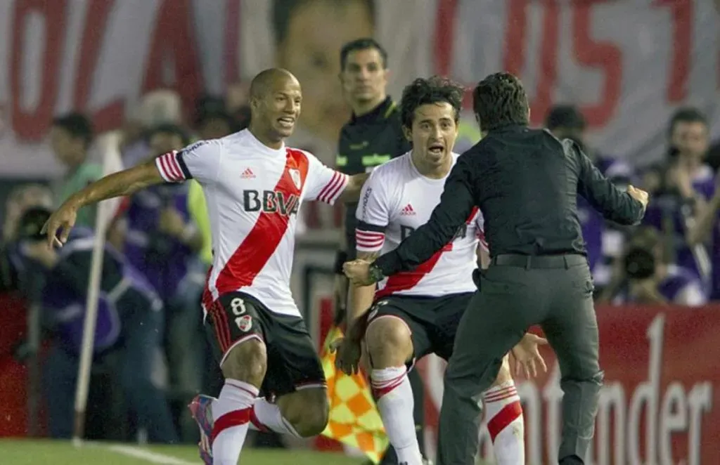 Pisculichi, Gallardo y Carlos Sánchez que se une en el festejo. Foto El Gráfico.