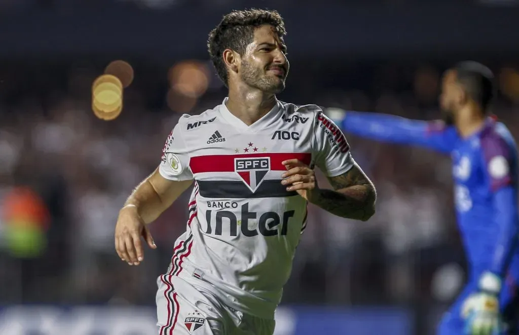 Alexandre Pato enfrentando o Santos (Photo by Miguel Schincariol/Getty Images)