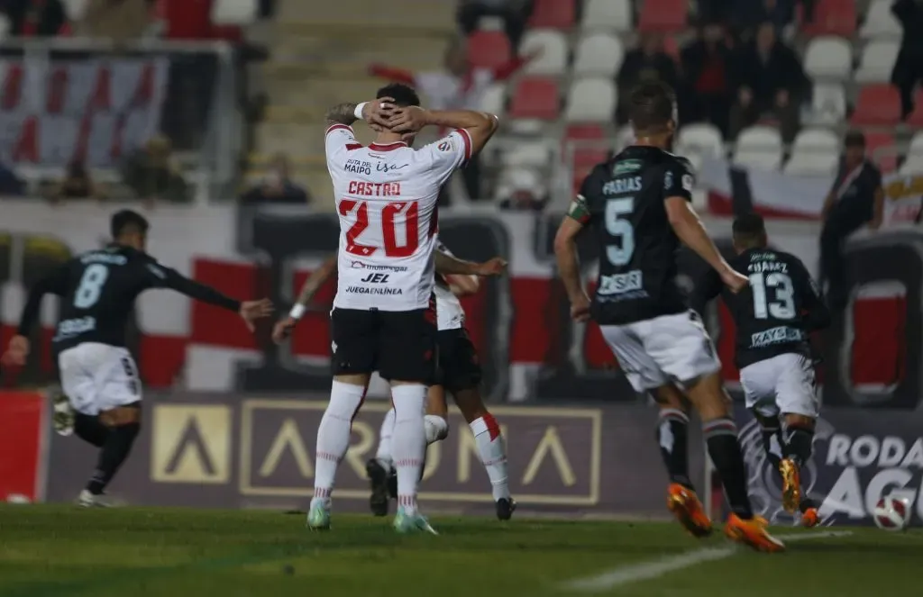 Federico Castro falló un penal ante Palestino. Fue uno de los casos de indisciplina de Curicó Unido. (José Robles/Photosport).