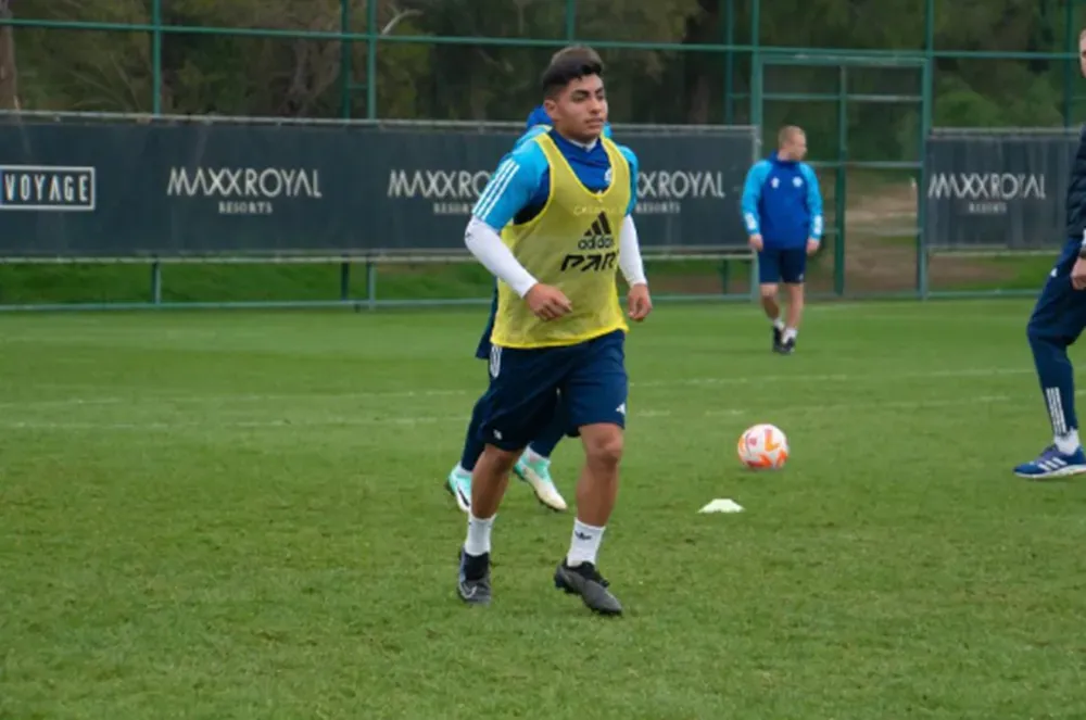 Jordhy Thompson en una de las prácticas de Orenburg FC. (Foto: Orenburg FC).