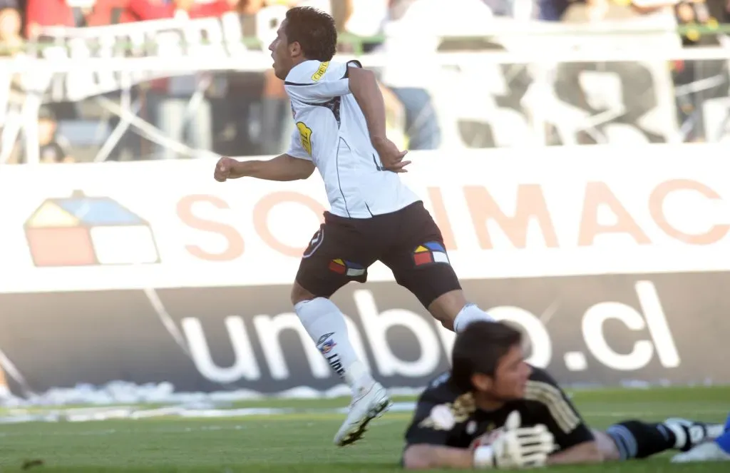 Lucas Barrios celebra con los hinchas de Colo Colo. Foto: Photosport.