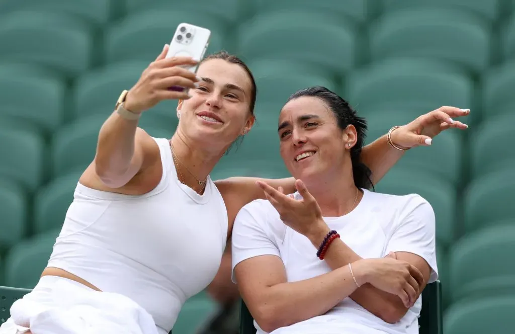 Sabalenka junto a Jabeur en la previa de Wimbledon. (Foto: Getty).