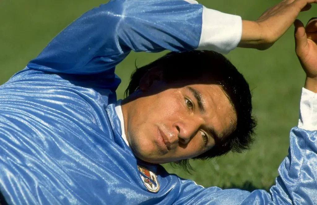 Un calentamiento de Rubén Sosa en la selección de Uruguay en 1989. (Ben  Radford/Allsport).