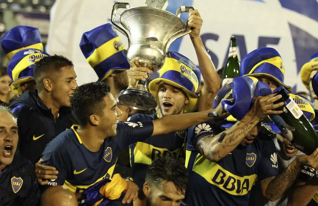 Lisandro Magallán levantando el trofeo de la Superliga 2017-18 con Boca. (Getty)