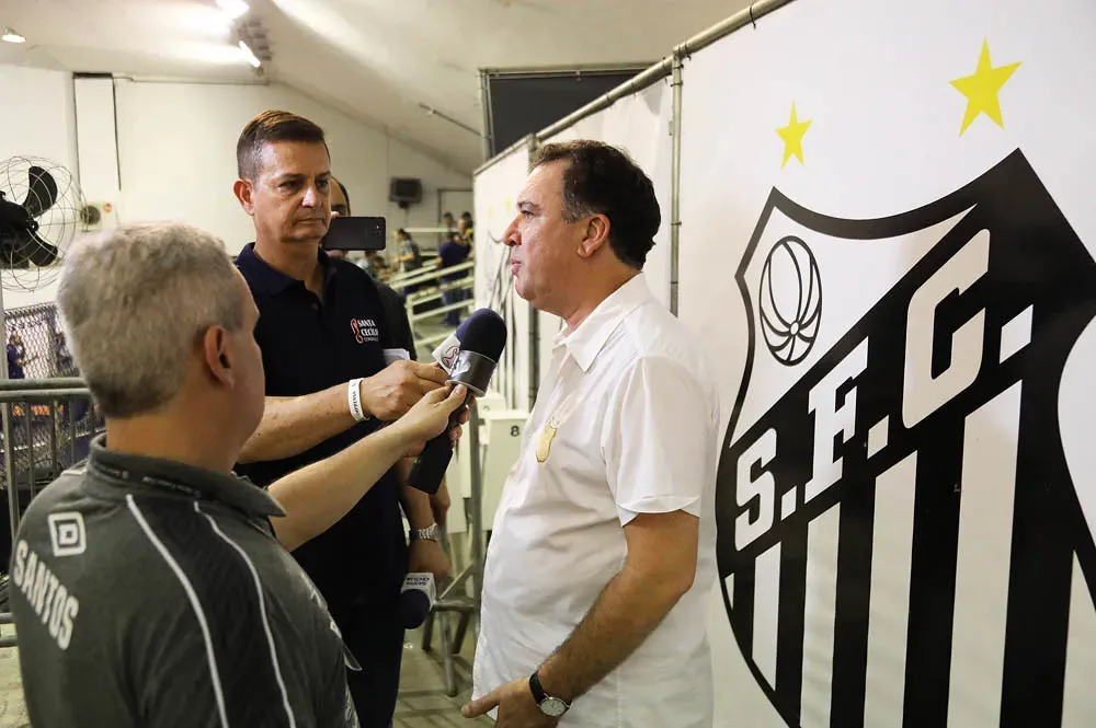 Santos recebe documento da FIFA. Foto: Pedro Ernesto Guerra Azevedo/Santos FC