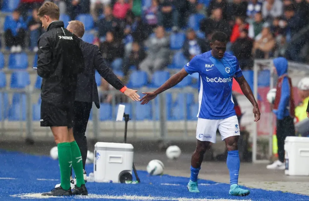 Carlos Cuesta deja el terreno de juego por una lesión muscular en Bélgica. / IMAGO.