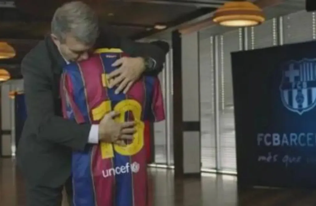 El polémico abrazo y beso de Joan Laporta al maniquí de Messi: TW