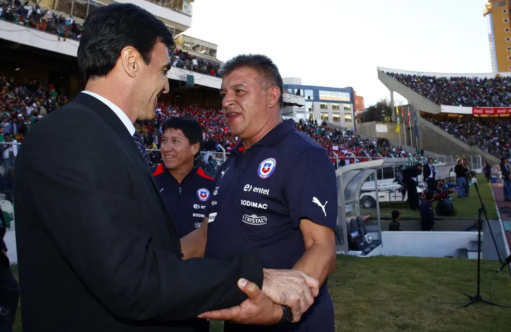 Gustavo Quinteros y Claudio Borghi se saludan antes del duelo de Bolivia y Chile en La Paz, donde ganó La Roja. Imagen: Photosport