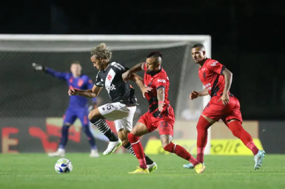 Arturo Vidal en el duelo que Athletico PR le ganó a Vasco da Gama. (Getty Images).