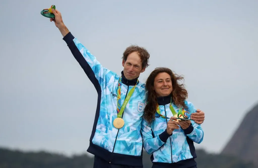 Santiago Lange y Cecilia Carranza celebran la medalla dorada obtenida en Rio 2016, en la modalidad Nacra 17. (Imago)