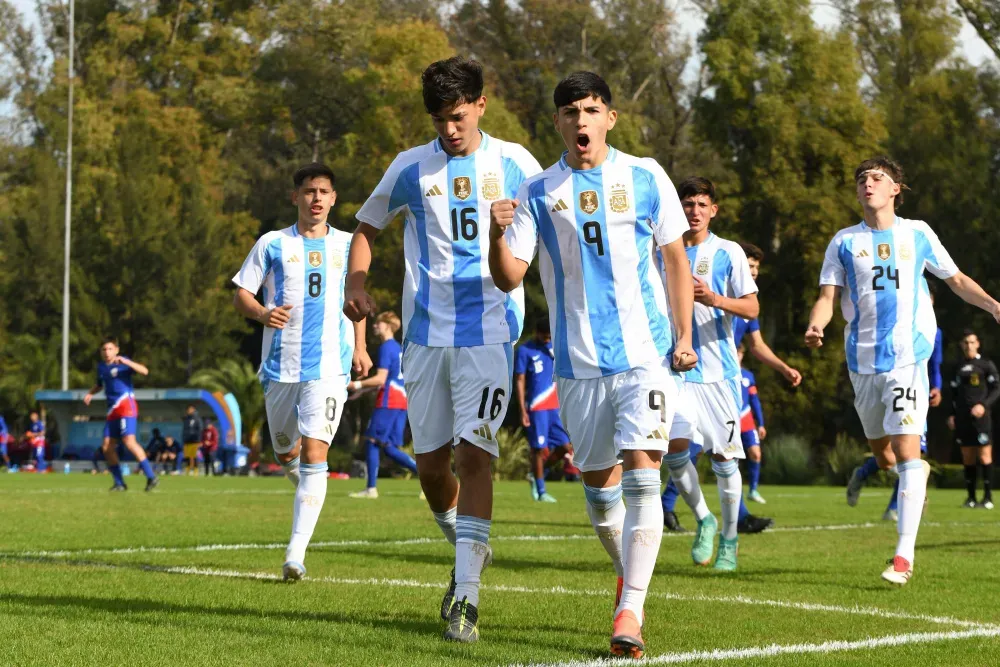 Bruno Cabral con la 9 de la Selección Argentina Sub 15. (Foto: Prensa AFA).