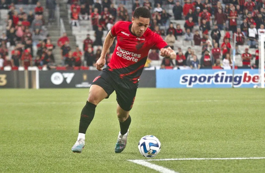 Foto: Gabriel Machado/AGIF – Vitor Roque, jogador do Athletico-PR, durante partida contra o Libertad no estadio Arena da Baixada pelo campeonato Libertadores 2023.