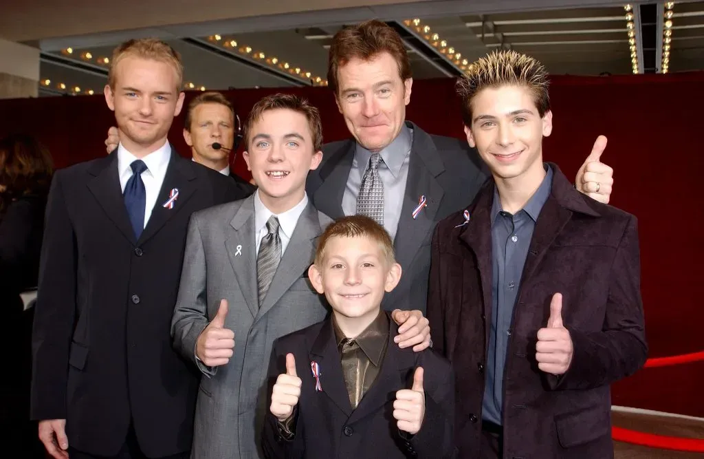 396787 23: El reparto de “Malcolm In The Middle” hace una señal de pulgar hacia arriba en la 53 edición de los premios Primetime Emmy en el Shubert Theater el 4 de noviembre de 2001 en Los Angeles, CA. (I-D) Actores Christopher Masterson, Frankie Muniz, Erik Per Sullivan (centro delantero), Bryan Cranston y Justin Berfield. (Foto de Vince Bucci/Getty Images).