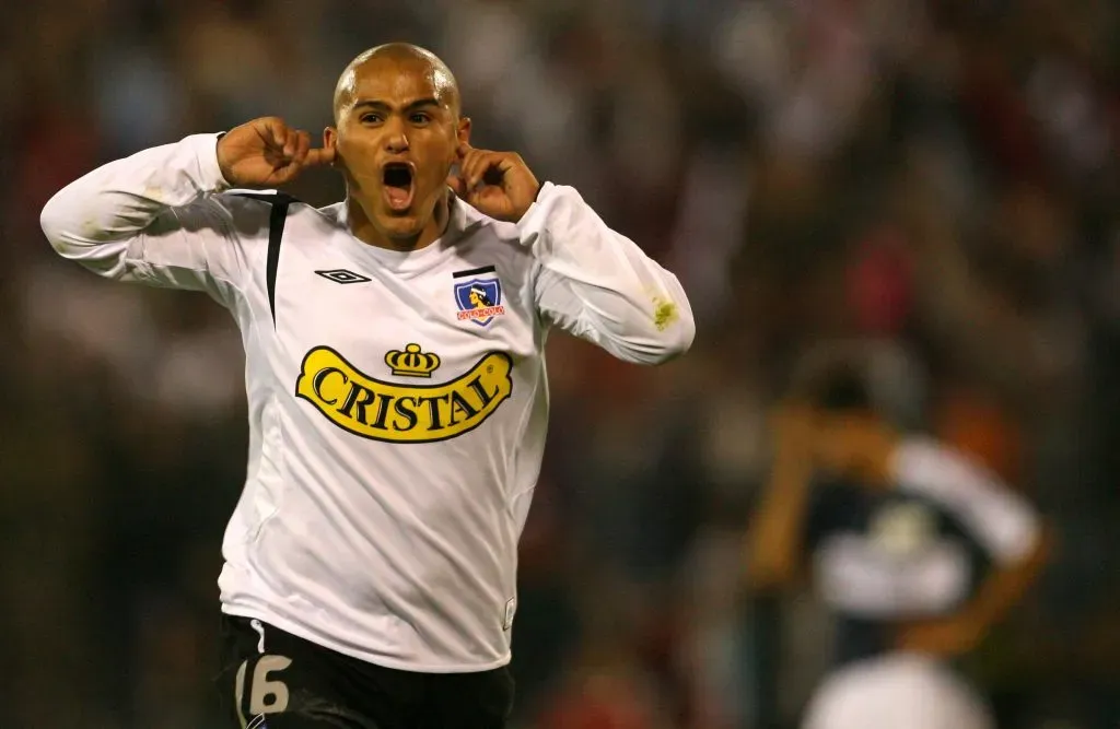 El festejo característico de Humberto “Chupete” Suazo en Colo Colo | Foto: Photosport