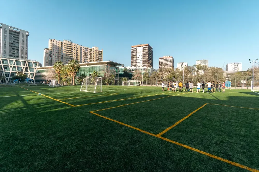 Un campo deportivo de más de 5.000 m2 posee la FEN UCHILE. Foto: FEN UCHILE.