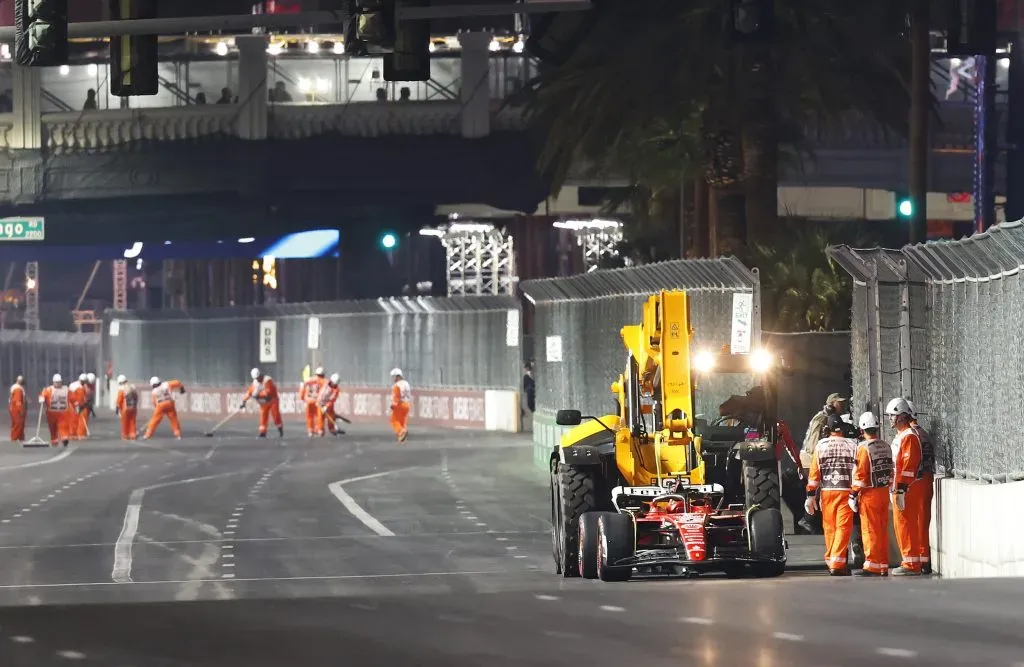 Carlos Sainz sufre los problemas mecanicos tras chocar con una tapa de alcantarillado