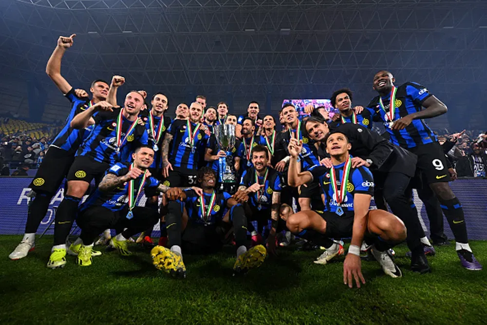 Inter y Alexis campeón de Supercopa de Italia con AS70 barajando las cartas.