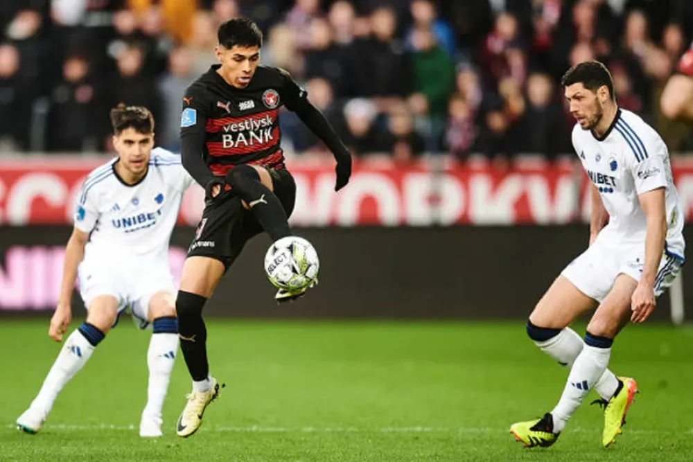 Darío Osorio en acción ante el Copenhague. (Getty Images).