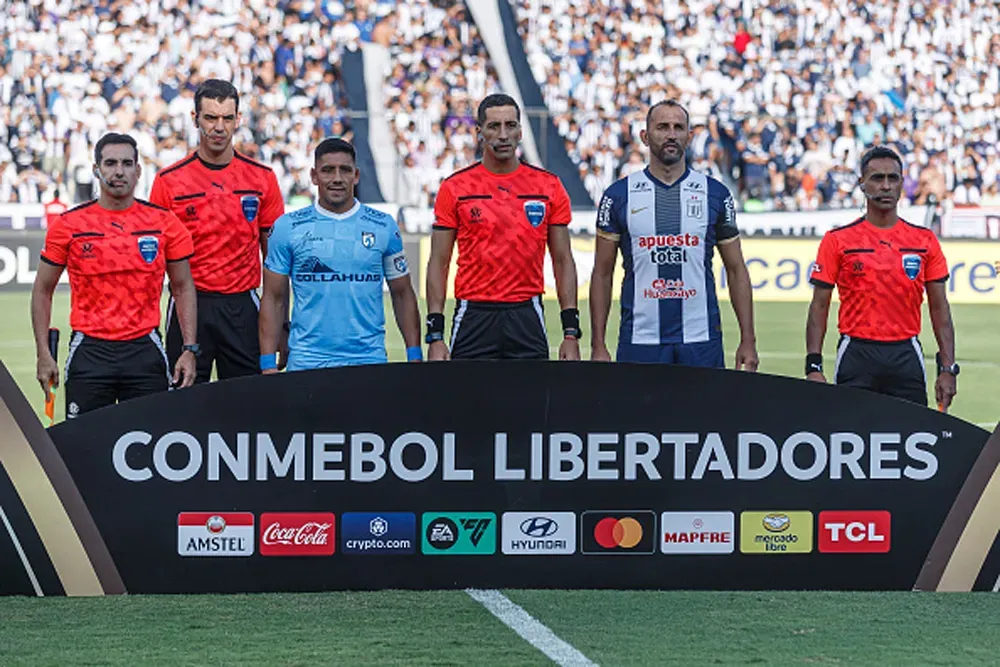 La foto de la discordia: los árbitros y Deportes Iquique contra Alianza en Lima.