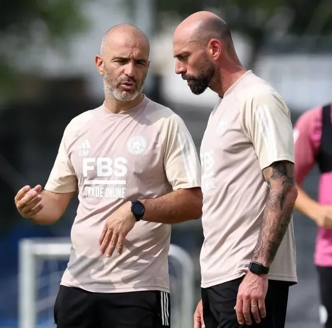 Willy Caballero junto a Enzo Maresca en Leicester.