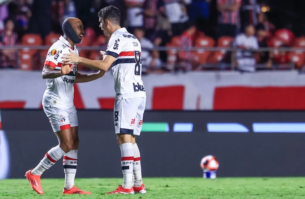 SP – SAO PAULO – 26/01/2025 – PAULISTA 2025, SAO PAULO X CORINTHIANS – Lucas jogador do Sao Paulo comemora seu gol com Oscar jogador da sua equipe durante partida contra o Corinthians no estadio Morumbi pelo campeonato Paulista 2025. Foto: Marcello Zambrana/AGIF