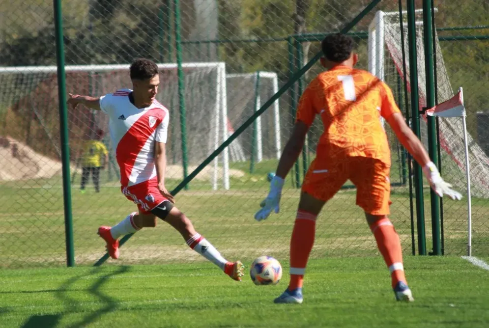 Juan Cruz Meza y un partidazo en el último superclásico de Octava Divisón (Foto: LPM)