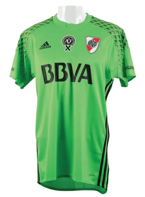 Camiseta verde de river shop