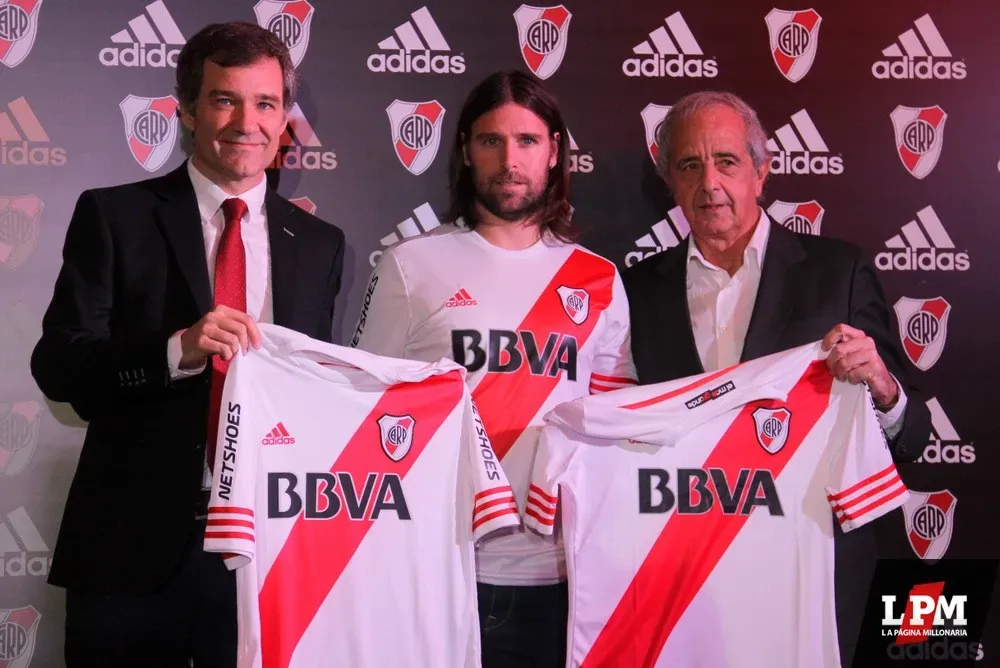 La presentación de la nueva camiseta de River en 2014 con Fernando Cavenaghi.