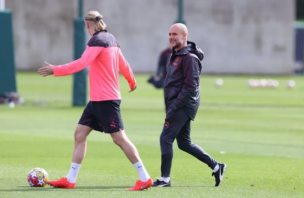 Guardiola em ação pelo City. (Photo by Alex Livesey/Getty Images)