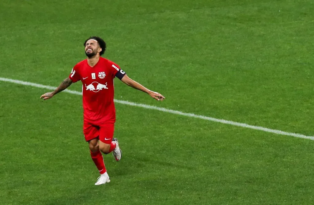 SAO PAULO, BRAZIL – JANUARY 25: Claudinho #10 of Red Bull Bragantino celebrates after scoring the second goal of his team during the match between Corinthians and Red Bull Bragantino as part of Brasileirao Series A 2020 at Neo Quimica Arena on January 25, 2021 in Sao Paulo, Brazil. (Photo by Alexandre Schneider/Getty Images)