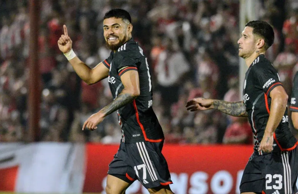 Paulo Díaz celebra su gol ante Instituto en el fútbol argentino