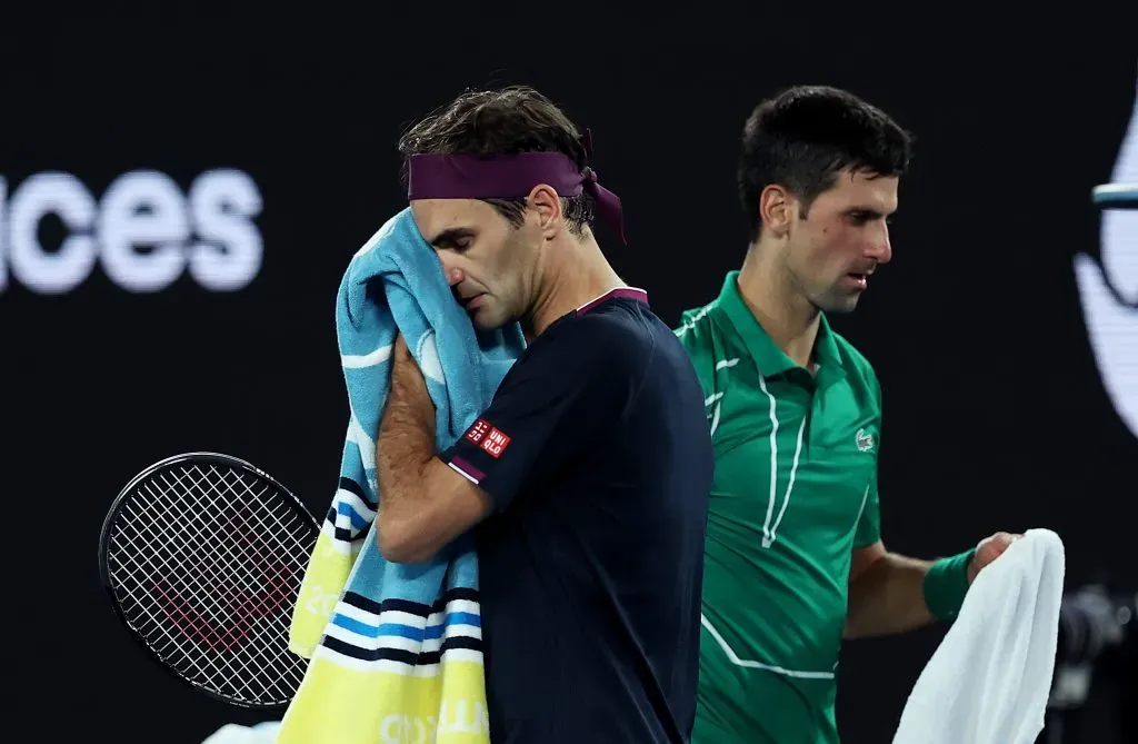 Federer jugando un partido ante Djokovic