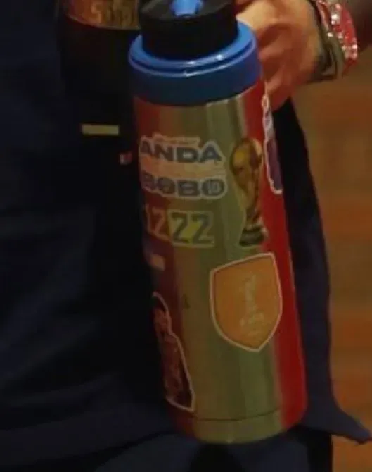 Sticker de “Andá pa’ allá bobo” en el termo de Enzo