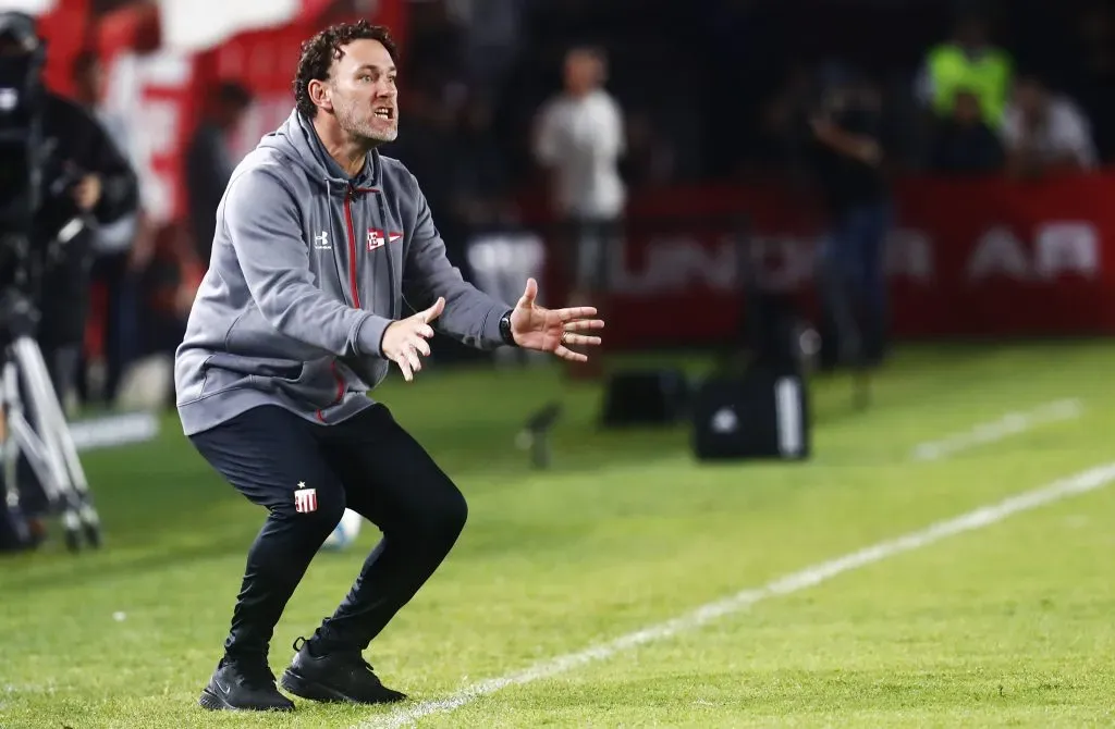 Gabriel Milito dirigiendo a Estudiantes de La Plata. (Foto: Getty).