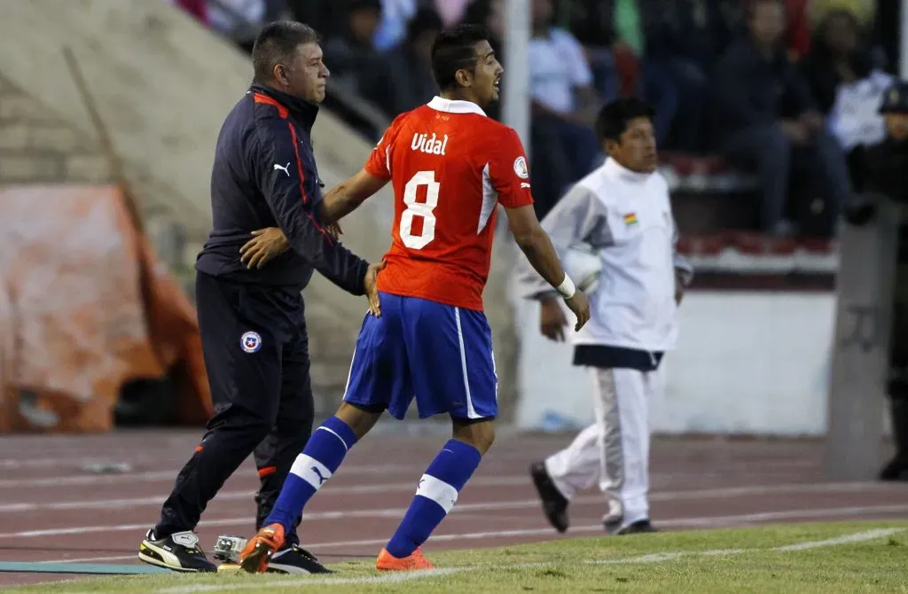 Arturo Vidal celebra con Claudio Borghi su gol visitando a Bolivia en el Estadio Hernando Siles de La Paz por las Eliminatorias Sudamericanas rumbo al Mundial de Brasil 2014. | Foto: Photosport