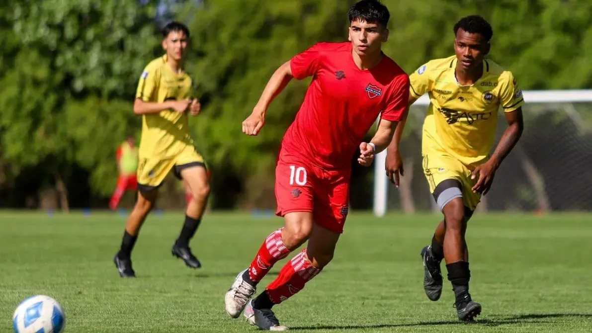 Erick Henríquez con la 10, en su paso por las inferiores de Ñublense.